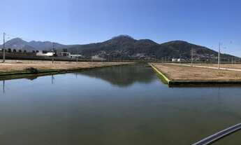 Imagem 6: Terrenos em condomínio fechado no bairro planejado Deltaville com lagos no fundo