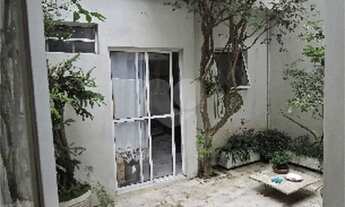 Imagem: Casa de vila localizada no coração do