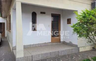 Imagem 3: Casa térrea à venda com 2 dormitórios e 5 vagas de garagem, em Porto Alegre no bairro Sar