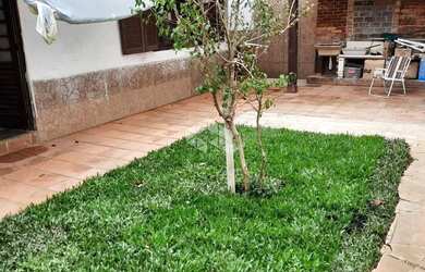 Imagem 2: Casa de 3 quartos com pátio no Bairro Auxiliadora próximo as Av. Carlos Gomes e Anita Gari