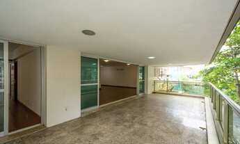 Imagem 3: Apartamento quadra da praia do Leblon. Super varanda. 4 suítes. 4 vagas. Portaria 24hrs