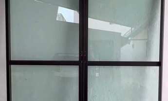 Imagem: Estrutura de alumínio preto de vidros verdes