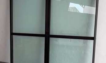 Imagem 2: Estrutura de alumínio preto de vidros verdes