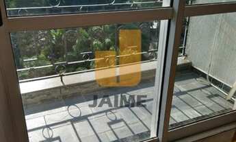 Imagem 2: Apartamento com varanda e 2 dormitórios, prédio com duas vagas e lazer