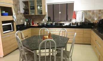 Imagem: Linda Casa com 4/4 sendo 3 suítes, lote