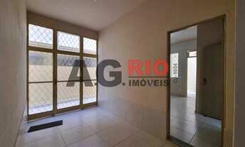 Imagem 5: Casa de rua-LOCAÇÃO-Jardim Sulacap-Rio de Janeiro-RJ