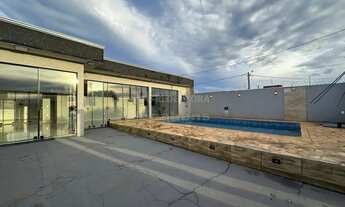 Imagem 2: Casa com 2 dormitórios com ares condicionados vagas de garagem e piscina