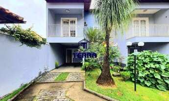 Imagem: Casa duplex, dentro de condomínio, com