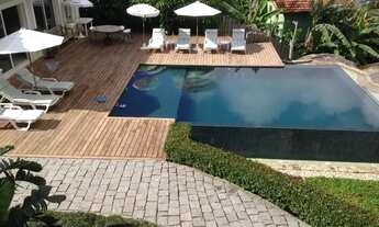 Imagem 3: Casa na Lagoa da Conceição na beira da água e inspirada nas casas portuguesas