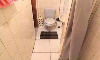 Imagem 2: Vendo casa com 4 quartos,sala de jantar, sala de estar,cozinha, varanda ampla toda murada