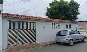 Imagem 3: Vendo casa com 4 quartos,sala de jantar, sala de estar,cozinha, varanda ampla toda murada