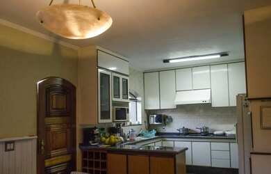 Imagem 2: Casa para venda tem 210 metros quadrados com 3 quartos em Vila Irmãos Arnoni - São Paulo