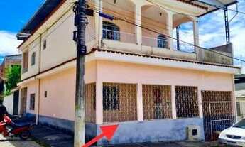 Imagem: Casa espaçosa com varanda e garagem para