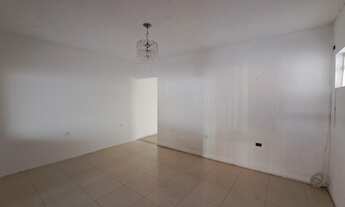 Imagem 3: Casa de dois dormitórios com uma vaga de garagem e moveis planejados na cozinha