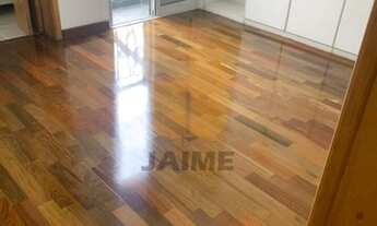 Imagem 3: Apartamento com varanda e 2 dormitórios, prédio com duas vagas e lazer