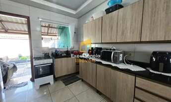 Imagem 4: Casa com rua asfaltada no litoral