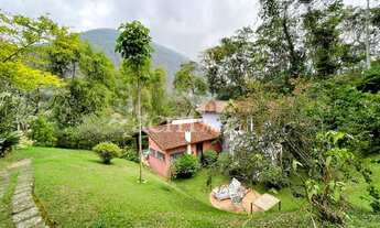 Imagem: Indo sítio/casa cercada pelo verde, com