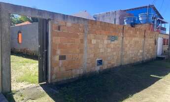 Imagem: Terreno murado com construção alcobaça