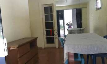 Imagem 2: Ampla casa de rua linear composta de sala com varios divisorias sotao e area de servico e