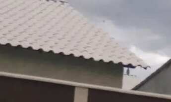 Imagem: Casa com piscina e garagem coberta