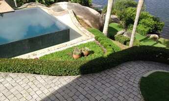 Imagem 5: Casa na Lagoa da Conceição na beira da água e inspirada nas casas portuguesas