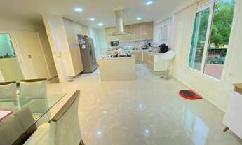 Imagem 4: Casa de condomínio para venda possui 400 metros quadrados com 5 quartos