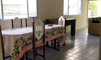 Imagem 5: Casa para venda tem 450 metros quadrados com 5 quartos