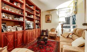 Imagem 6: Casa à venda - Cidade Jardim, SP, Rua Elias Cutait. Casa com jardim e piscina em rua sem s