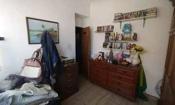 Imagem 6: Apartamento composto de sala e dois quartos com piso frio, banheiro social azul