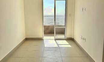 Imagem 4: Um dormitório com suíte e banheiro social vista mar