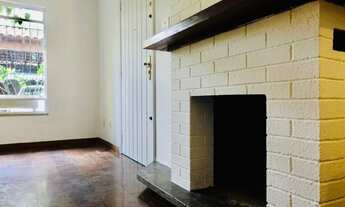 Imagem 2: Oportunidade - Sobrado em excelente estado, reformado, com 239m2, no Sumaré. Rua pacata