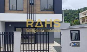 Imagem 1: Geminado Sobrado de esquina com 3 quartos sendo 1 suite no Bairro Iririu