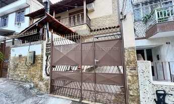 Imagem 2: Encantadora Casa Duplex de Vila no Largo do Bicão: Excelente Localização, Espaços Amplos e