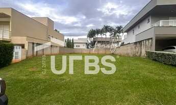 Imagem: Terreno amplo em condomínio fechado nos