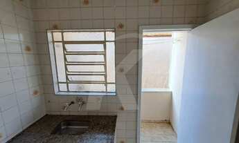 Imagem 2: Casa assobradada com 1 quarto, sala, cozinha, banheiro, área de servoço