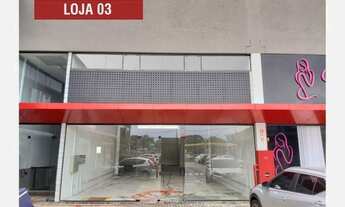 Imagem 6: Loja no Centro Comercial Serra do Mar, com grande movimento de pedestres e automoveis