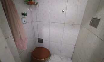 Imagem 5: Apartamento composto de sala e dois quartos com piso frio, banheiro social azul