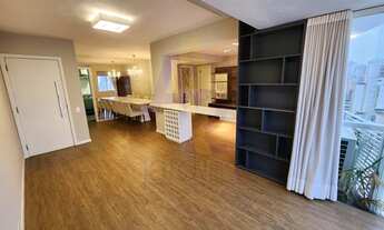 Imagem 2: Apartamento totalmente reformado, semi mobiliado com 2 suítes e 2 vagas em localização mar