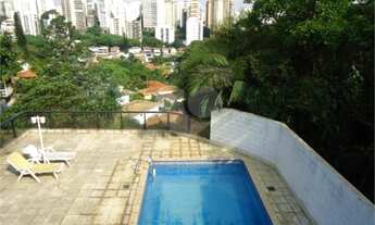 Imagem: Pacaembu, Rua Traipu. Casa reformada, bem