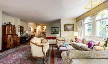 Imagem 4: Casa à venda - Cidade Jardim, SP, Rua Elias Cutait. Casa com jardim e piscina em rua sem s