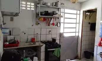 Imagem: Casa com dois quartos, quintal murado, banheiro