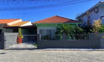 Imagem 2: Casa aconchegante, com dois quartos, dois banheiros, edícula e um lindo jardim