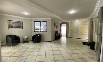 Imagem 4: Apartamento com almplos quartos, cozinha com armários projetados, hall de entrada e guari