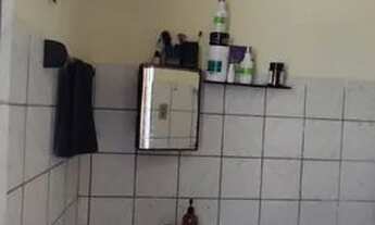 Imagem 5: Casa com dois quartos, quintal murado, banheiro e rua asfaltada