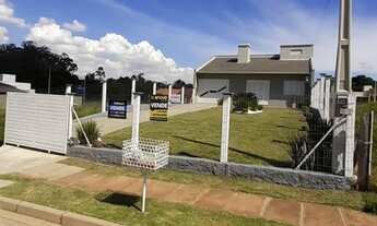 Imagem 4: Casa cidade Estância Velha, pátio com jardim e Gramado bem cuidado, todo cercado