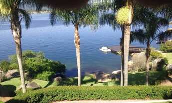 Imagem 7: Casa na Lagoa da Conceição na beira da água e inspirada nas casas portuguesas