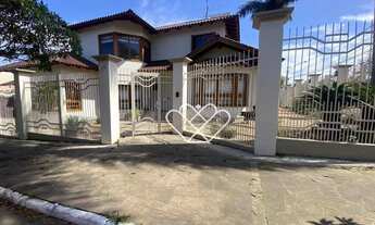 Imagem 2: Elegância e Conforto: Casa com Piscina e Churrasqueira no Centro de Gravataí!