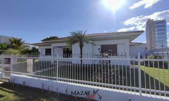 Imagem: Casa com Amplo terreno e 5 Dormitórios