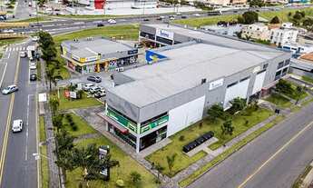 Imagem 3: Loja no Centro Comercial Serra do Mar, com grande movimento de pedestres e automoveis