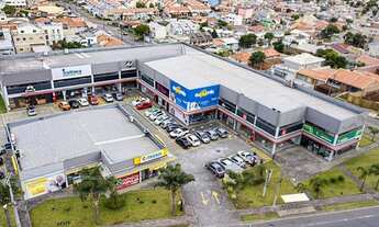 Imagem 5: Loja no Centro Comercial Serra do Mar, com grande movimento de pedestres e automoveis